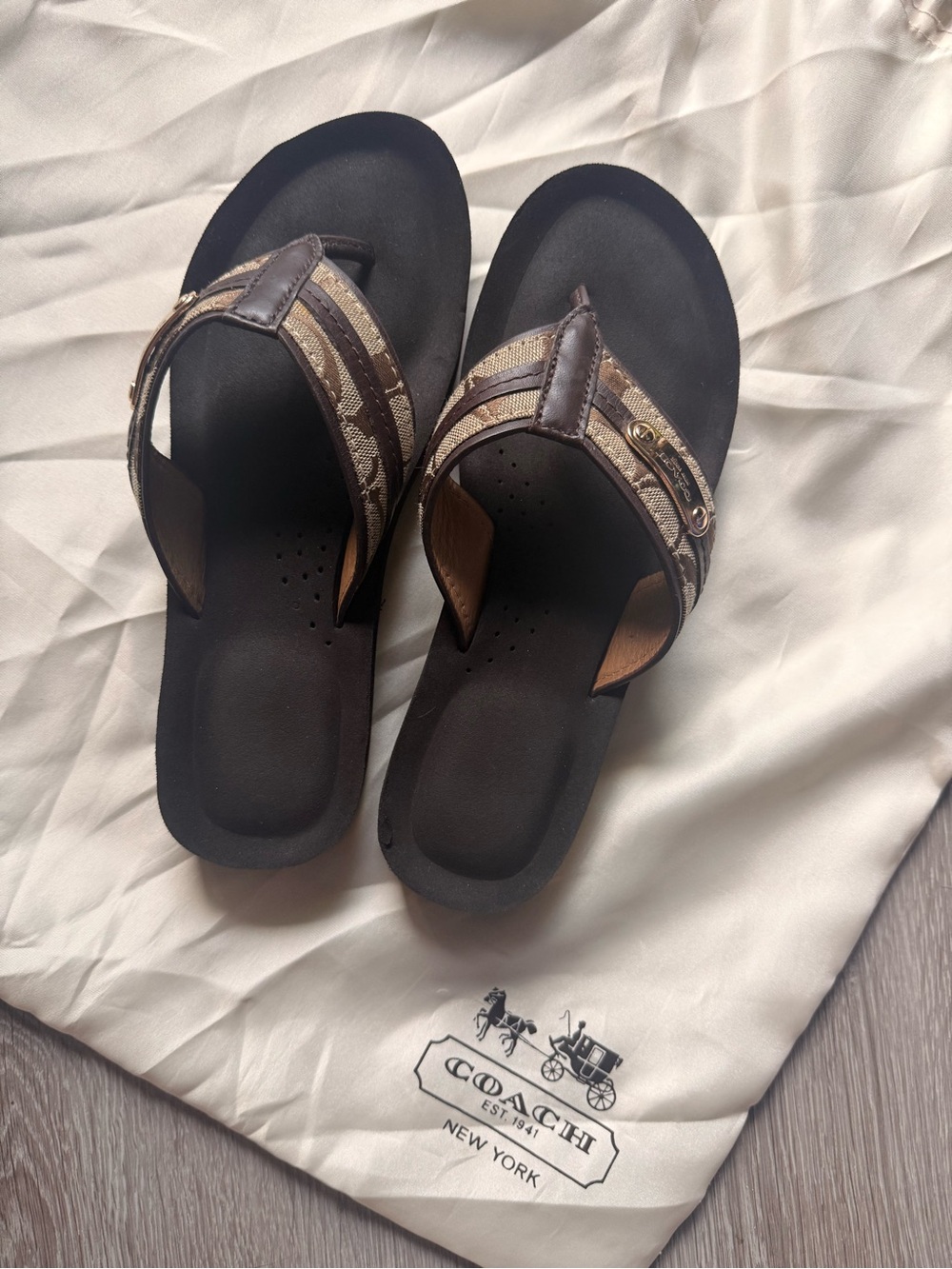 Coach Brown Logo-Print Strap flip flop women’s size 7🫶🫶🫶